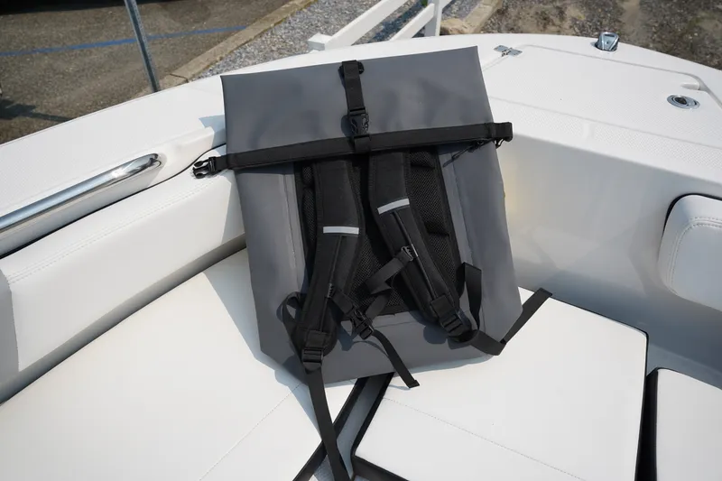 Slide: The Image of Robalo R200 2026 - 25