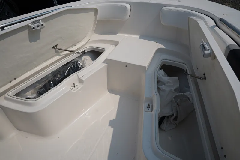 Slide: The Image of Robalo R200 2026 - 21