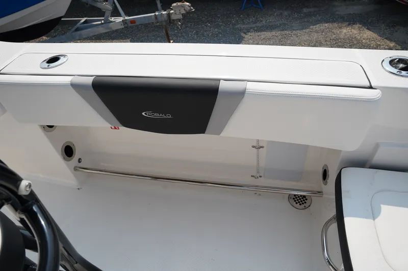 Slide: The Image of Robalo R200 2026 - 16