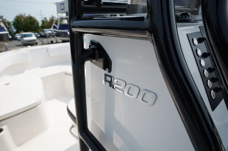 Slide: The Image of Robalo R200 2026 - 19
