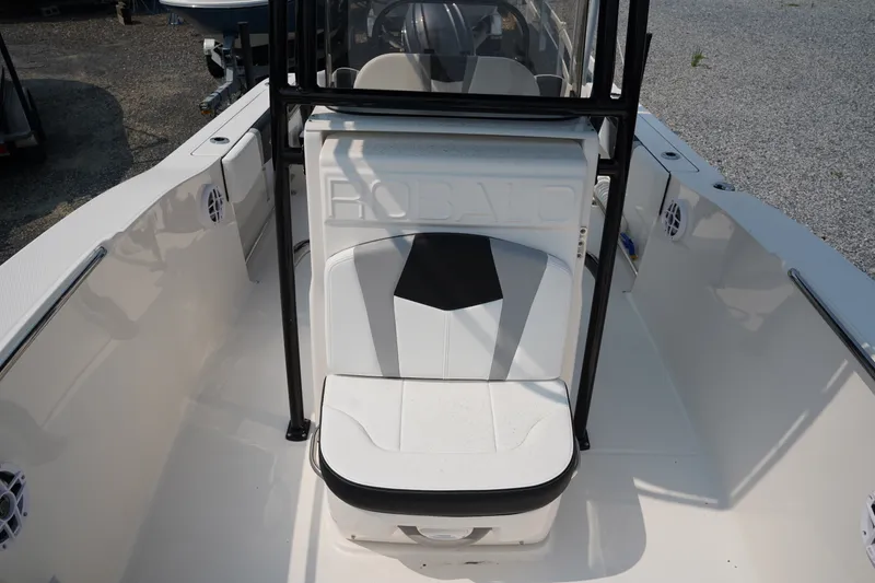 Slide: The Image of Robalo R200 2026 - 23