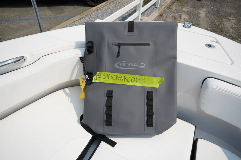 Slide: The Image of Robalo R200 2026 - 27