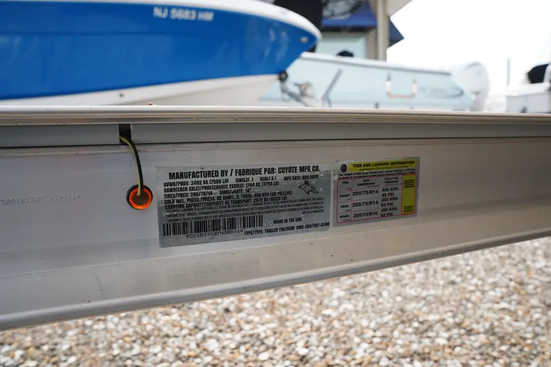 Slide: The Image of Robalo R200 2026 - 32
