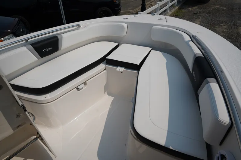Slide: The Image of Robalo R200 2026 - 24