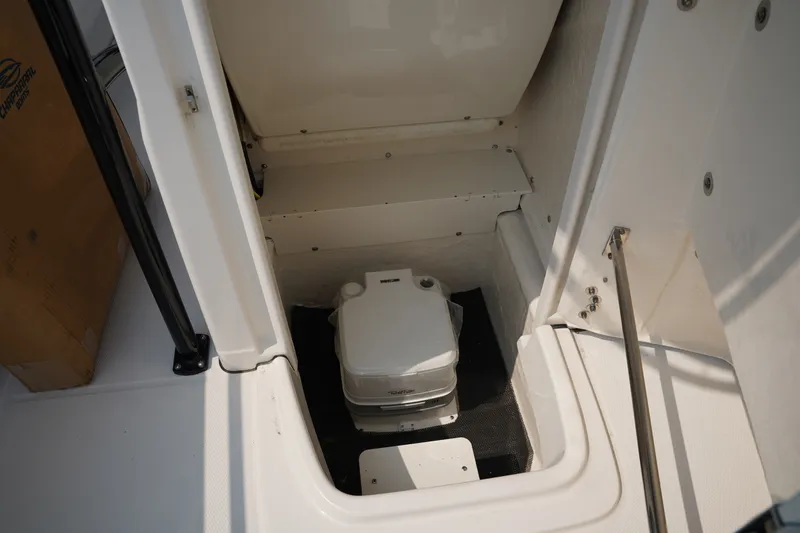 Slide: The Image of Robalo R200 2026 - 28