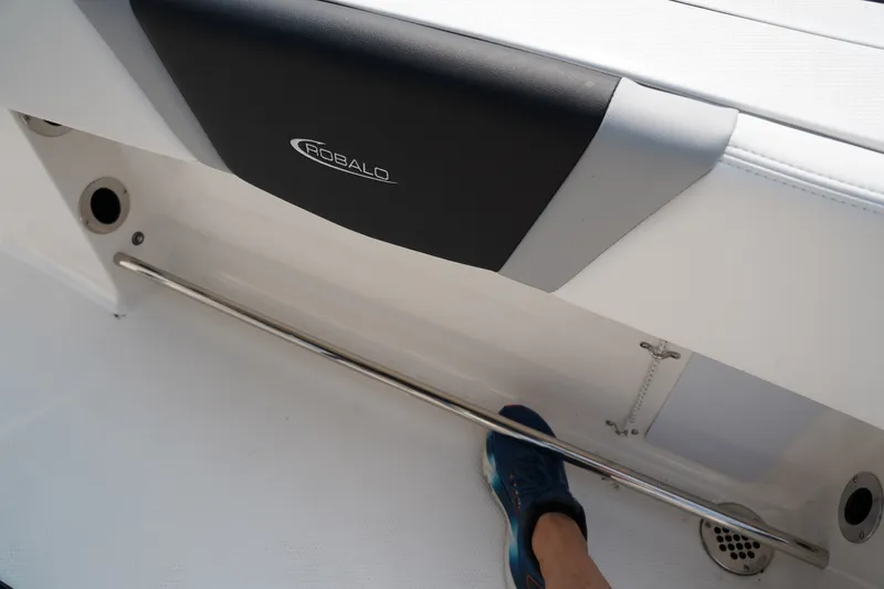 Slide: The Image of Robalo R200 2026 - 17