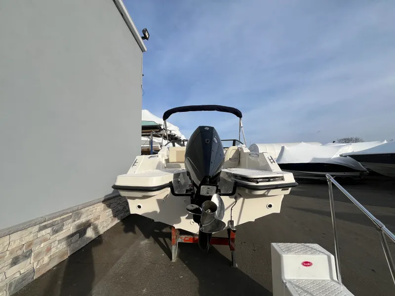 Slide: The Image of Boston Whaler 210 Vantage 2026 - 1