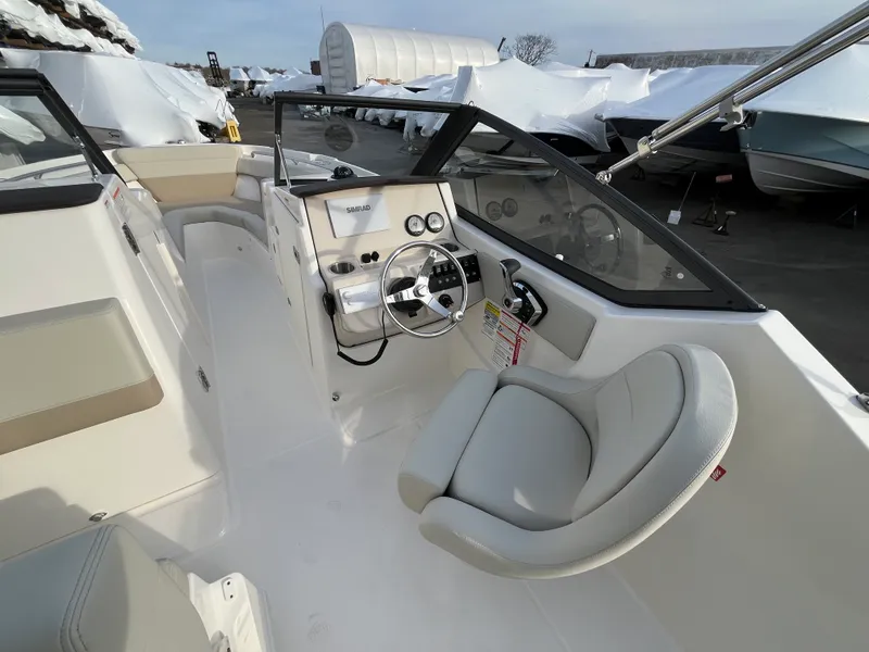 Slide: The Image of Boston Whaler 210 Vantage 2026 - 11