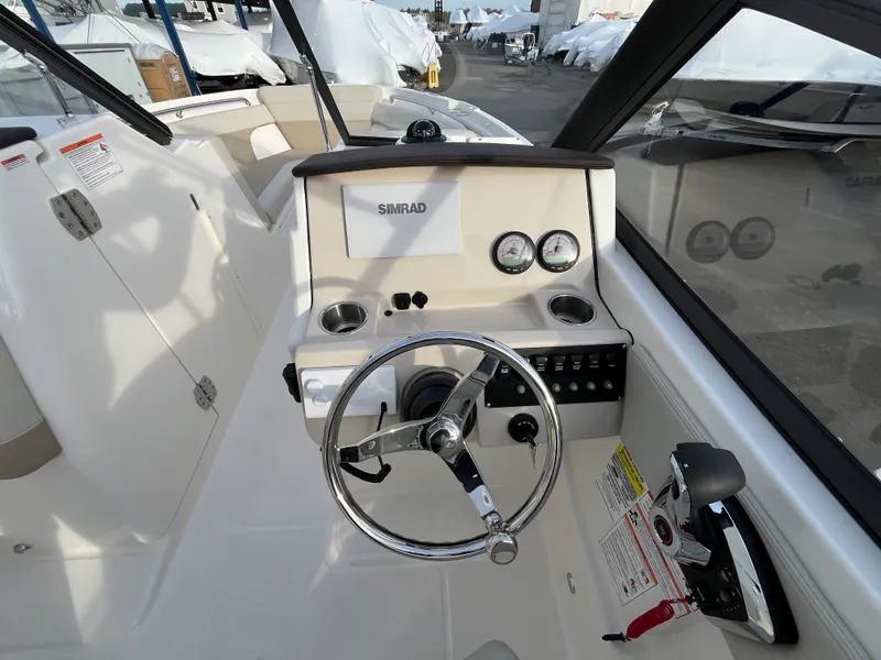 Slide: The Image of Boston Whaler 210 Vantage 2026 - 12