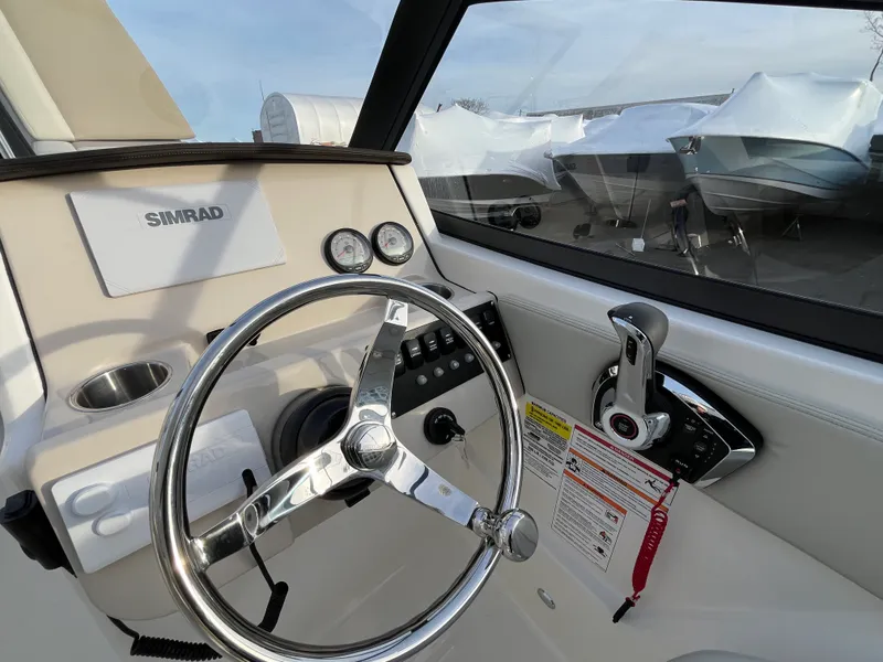 Slide: The Image of Boston Whaler 210 Vantage 2026 - 13