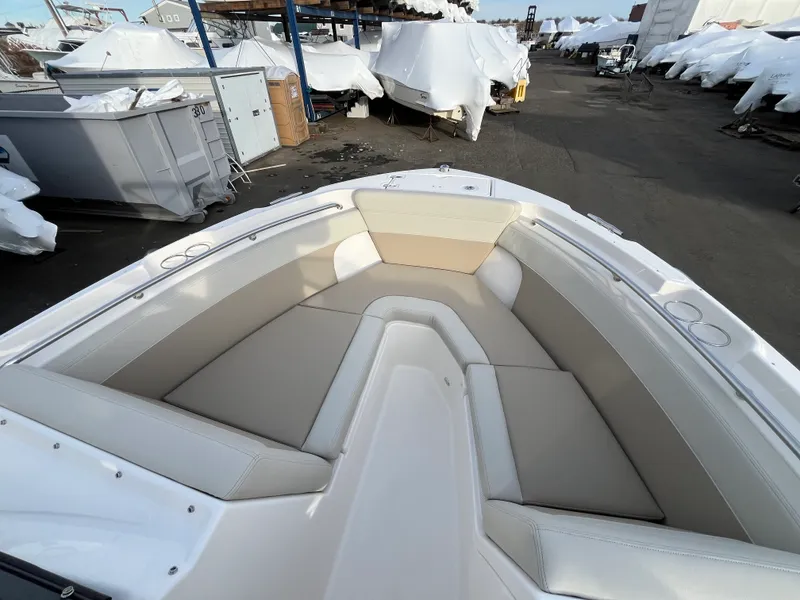 Slide: The Image of Boston Whaler 210 Vantage 2026 - 16