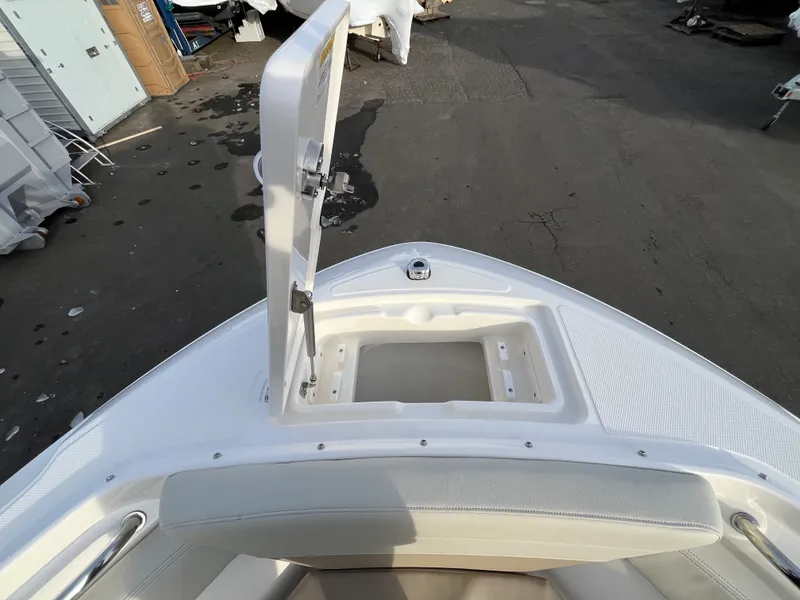 Slide: The Image of Boston Whaler 210 Vantage 2026 - 18