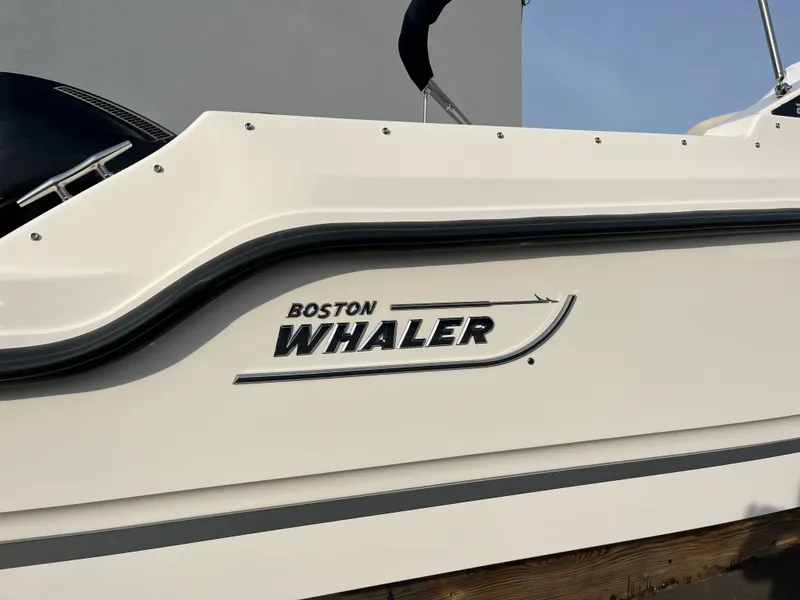 Slide: The Image of Boston Whaler 210 Vantage 2026 - 19