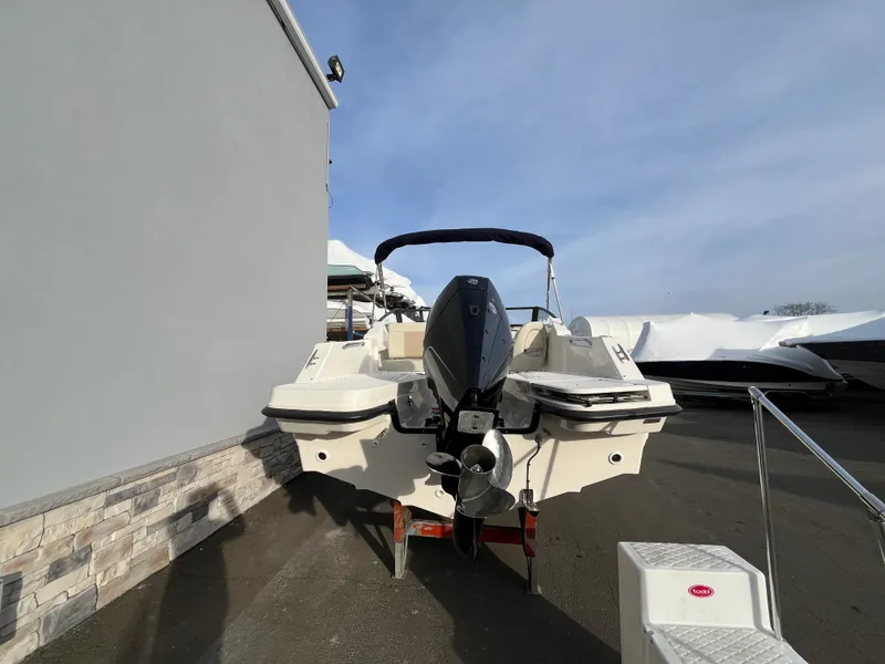 Slide: The Image of Boston Whaler 210 Vantage 2026 - 2