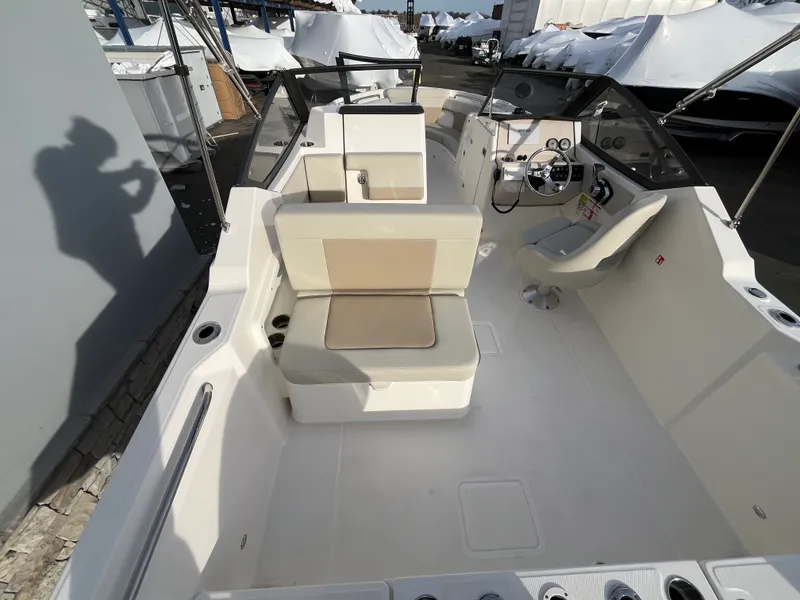 Slide: The Image of Boston Whaler 210 Vantage 2026 - 5