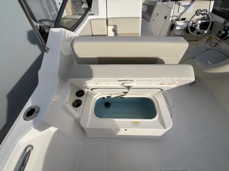 Slide: The Image of Boston Whaler 210 Vantage 2026 - 6