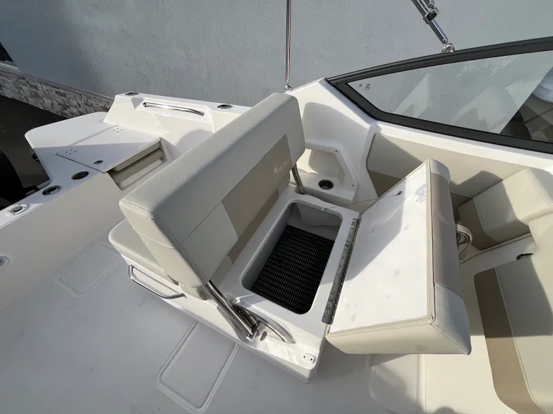 Slide: The Image of Boston Whaler 210 Vantage 2026 - 7