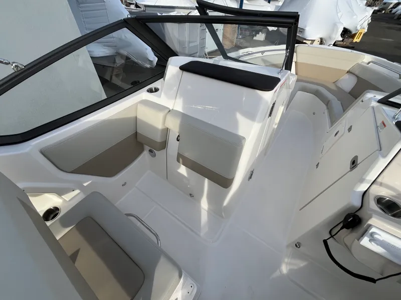 Slide: The Image of Boston Whaler 210 Vantage 2026 - 9