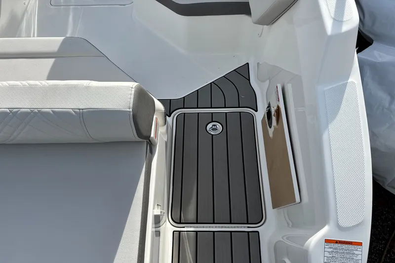 Slide: The Image of Sea Ray SDX 230 Outboard 2026 - 14