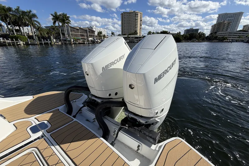 Slide: The Image of Sea Ray SLX 350 Outboard 2026 - 11