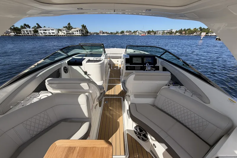 Slide: The Image of Sea Ray SLX 350 Outboard 2026 - 17