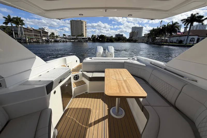 Slide: The Image of Sea Ray SLX 350 Outboard 2026 - 19