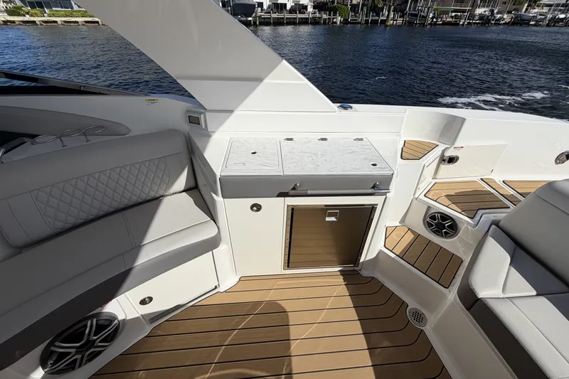 Slide: The Image of Sea Ray SLX 350 Outboard 2026 - 21