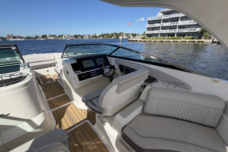 Slide: The Image of Sea Ray SLX 350 Outboard 2026 - 24