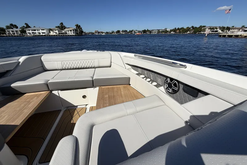 Slide: The Image of Sea Ray SLX 350 Outboard 2026 - 32