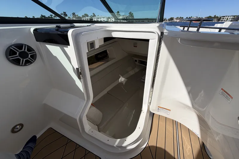 Slide: The Image of Sea Ray SLX 350 Outboard 2026 - 33