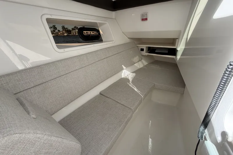 Slide: The Image of Sea Ray SLX 350 Outboard 2026 - 34