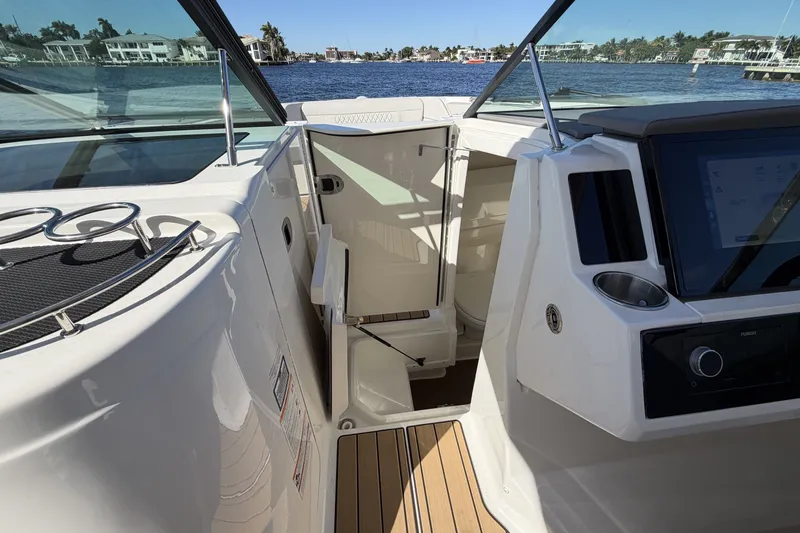 Slide: The Image of Sea Ray SLX 350 Outboard 2026 - 35