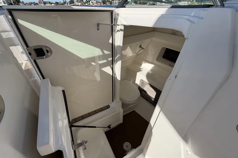 Slide: The Image of Sea Ray SLX 350 Outboard 2026 - 36