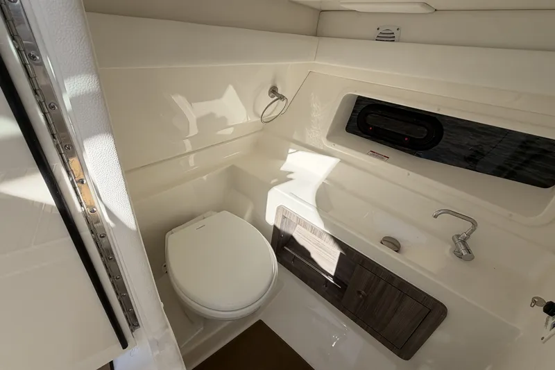 Slide: The Image of Sea Ray SLX 350 Outboard 2026 - 37