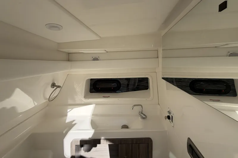 Slide: The Image of Sea Ray SLX 350 Outboard 2026 - 38