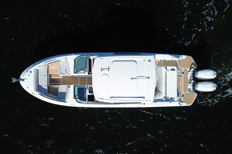 Slide: The Image of Sea Ray SLX 350 Outboard 2026 - 5