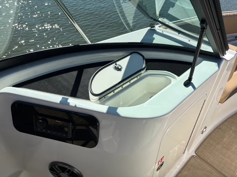 Slide: The Image of Sea Ray SDX 230 2026 - 15