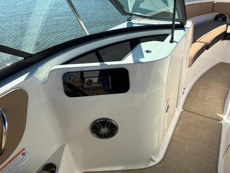 Slide: The Image of Sea Ray SDX 230 2026 - 16