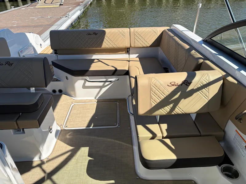 Slide: The Image of Sea Ray SDX 230 2026 - 17