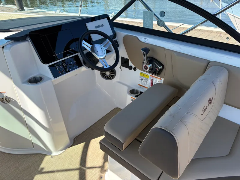 Slide: The Image of Sea Ray SDX 230 2026 - 20