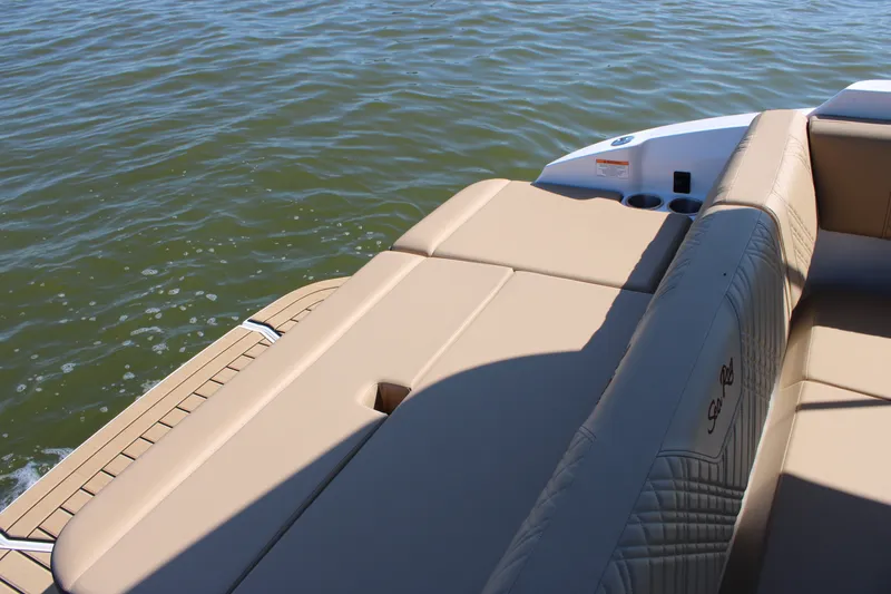 Slide: The Image of Sea Ray SDX 230 2026 - 25