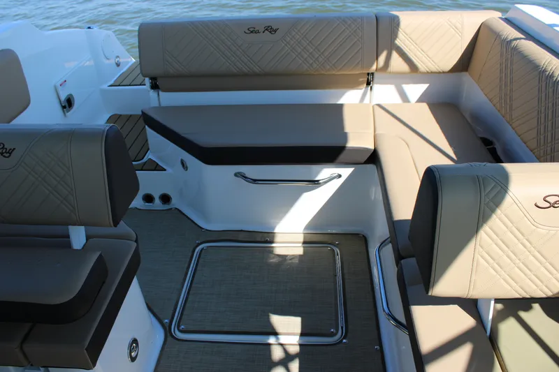 Slide: The Image of Sea Ray SDX 230 2026 - 26