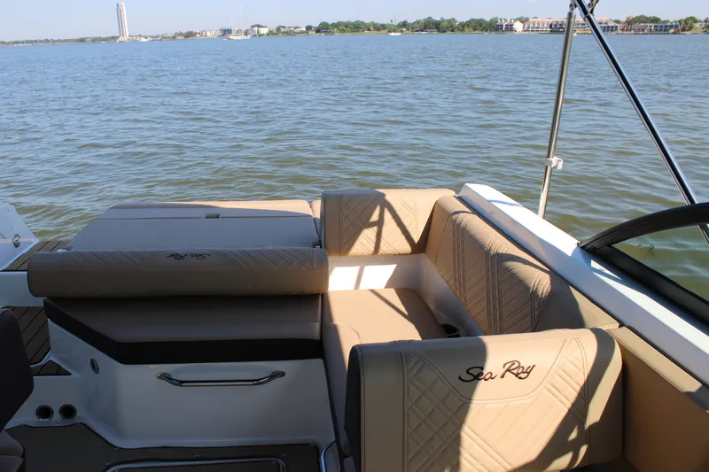 Slide: The Image of Sea Ray SDX 230 2026 - 29