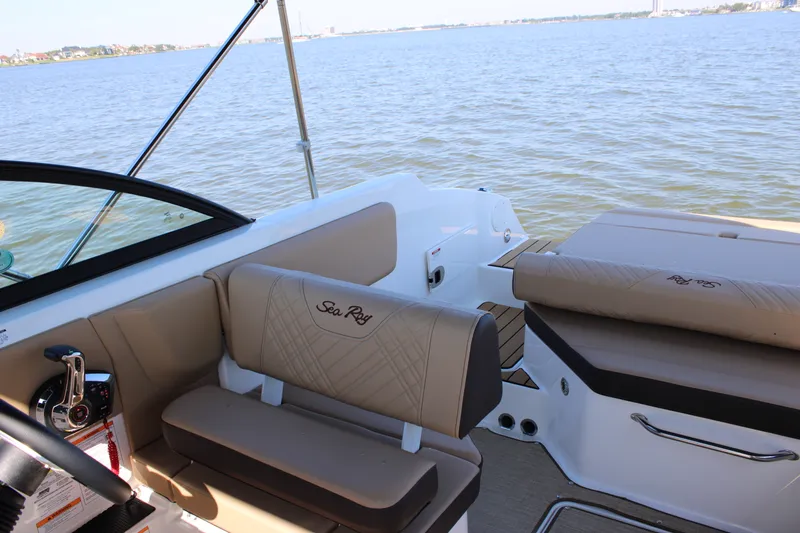 Slide: The Image of Sea Ray SDX 230 2026 - 30
