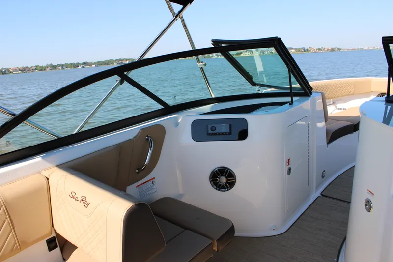 Slide: The Image of Sea Ray SDX 230 2026 - 45