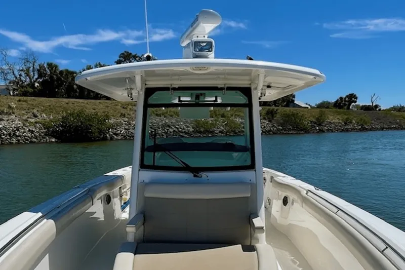 Slide: The Image of Boston Whaler 330 OUTRAGE 2019 - 14