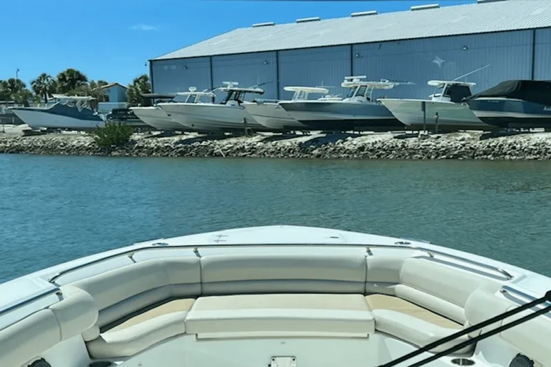 Slide: The Image of Boston Whaler 330 OUTRAGE 2019 - 15