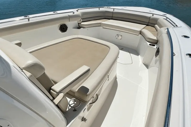 Slide: The Image of Boston Whaler 330 OUTRAGE 2019 - 17