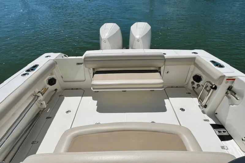 Slide: The Image of Boston Whaler 330 OUTRAGE 2019 - 18