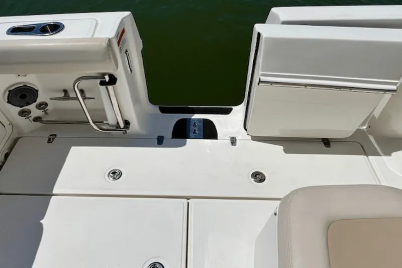 Slide: The Image of Boston Whaler 330 OUTRAGE 2019 - 22
